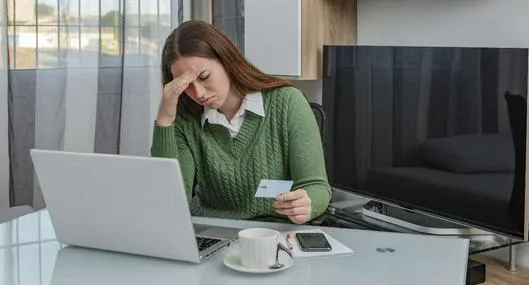 Foto de mujer estafada, en nota de cómo es clickfix, nuevo riesgo de ciberseguridad que engaña muy fácil sin notarlo