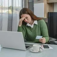 Foto de mujer estafada, en nota de cómo es clickfix, nuevo riesgo de ciberseguridad que engaña muy fácil sin notarlo