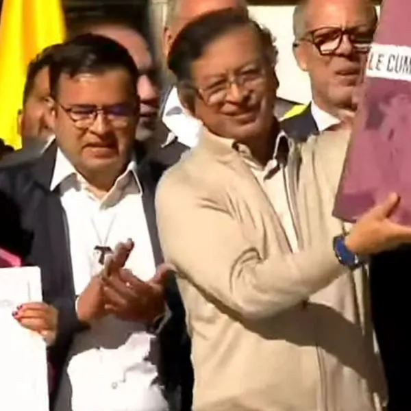 Gustavo Petro durante la firma de la reforma laboral 