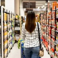 Mujer haciendo compras en supermercado, en nota sobre descuentos en Makro