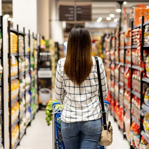 Mujer haciendo compras en supermercado, en nota sobre descuentos en Makro