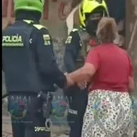 Momento en el que la Policía saca a una joven a la que una mujer mayor quería golpear porque la halló con su esposo