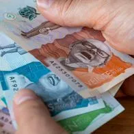 Foto de dinero colombiano, en nota de cuándo empieza a regir horario nocturno desde las 7 p. m. en Colombia, con fecha