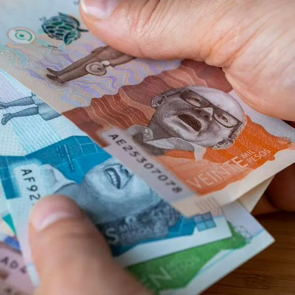 Foto de dinero colombiano, en nota de cuándo empieza a regir horario nocturno desde las 7 p. m. en Colombia, con fecha