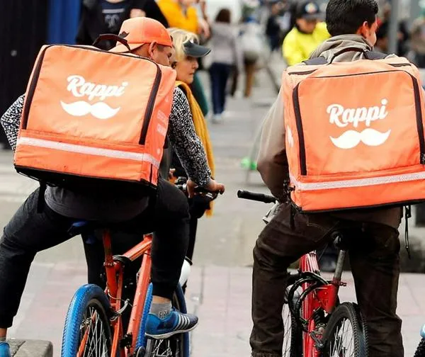 En la imagen se observan repartidores de Rappi en sus bicicletas