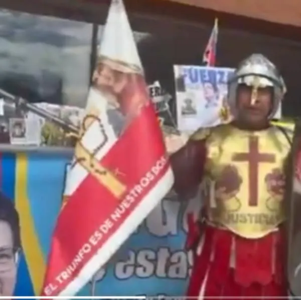 Hombre llegó disfrazado de San Miguel Arcangel en clínica donde está Miguel Uribe Turbay en Bogotá. Dice que fue "una revelación". 