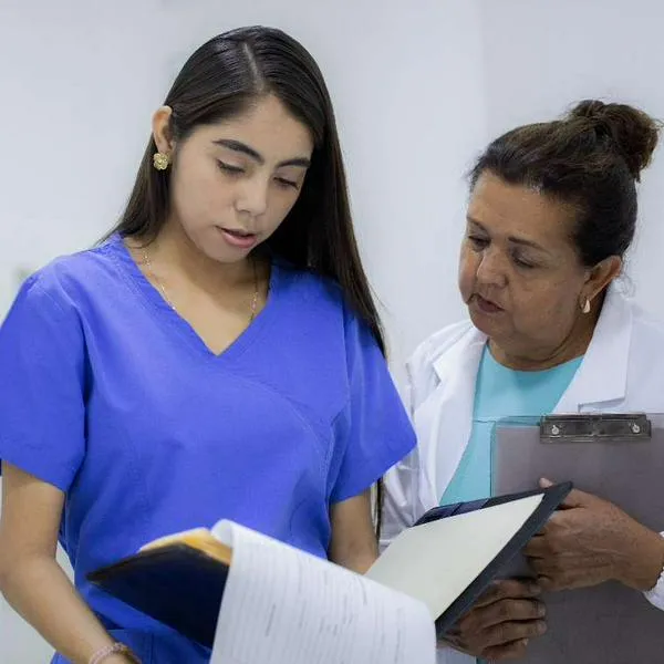 Foto de estudiante de medicina, en nota de salario para médicos internos en Colombia gracias a reforma laboral y cómo queda