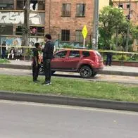 El carro en el que iba una pareja que fue atacada a tiros en Kennedy, sur de Bogotá. Hubo heridos y capturas