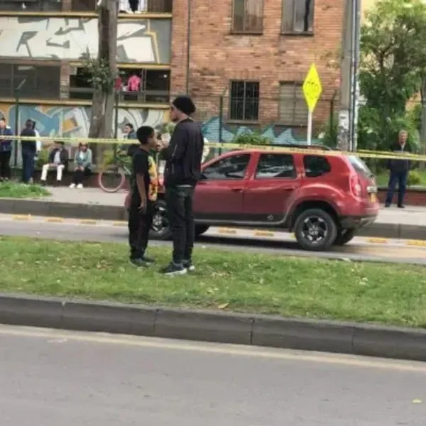 La dueña de la camioneta Duster, impactada durante balacera en Bogotá, trabaja en la Alcaldía. Hay un policía herido en el tórax. 