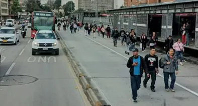 Trancón en Bogotá hoy en la carrera 30 y personas se bajan de Transmilenio 