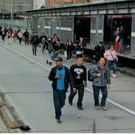 Trancón en Bogotá hoy en la carrera 30 y personas se bajan de Transmilenio 