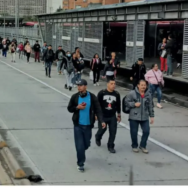 Trancón en Bogotá hoy en la carrera 30 y personas se bajan de Transmilenio 