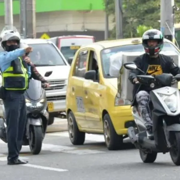 Agente de Medellín en nota sobre cierres viales en la ciudad en el puente