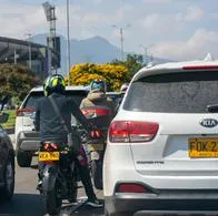 Carros circulando por calle para referenciar que el Soat en Colombia no aplicaría más para varios vehículos