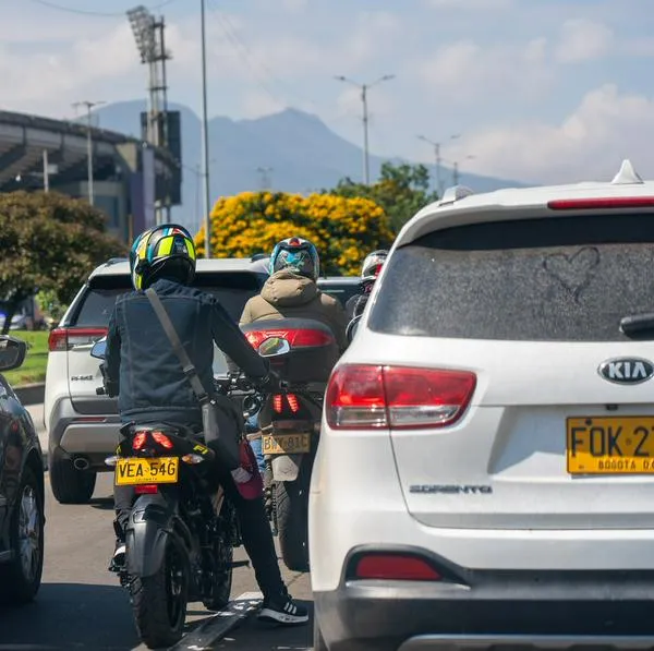 Carros circulando por calle para referenciar que el Soat en Colombia no aplicaría más para varios vehículos