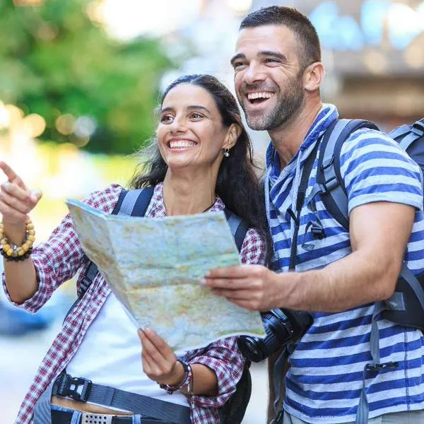 Foto de viajeros, en nota de cuál es el santo para los viajes al que muchos le deben rezar durante el puente festivo