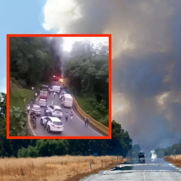 Vía La Línea está cerrada por buseta incendiada; viajeros afectados en puente