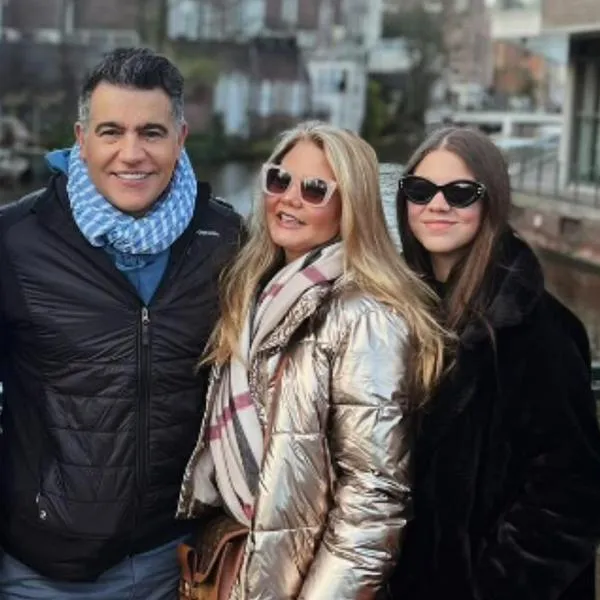 Se casó la hija de Carlos Calero y así lució la novia con su vestido en Grecia