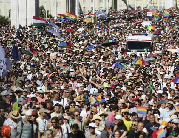 Unas 140.000 personas desafían la prohibición de Orban en una Marcha del Orgullo en Budapest
