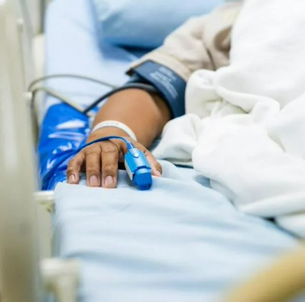 A niña en Bogotá no la quieren operar y EPS Compensar no responde: está grave