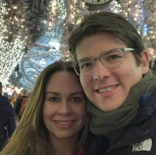Esposa de Miguel Uribe publicó sentida foto de él con su abuela Nydia Quintero, que murió este lunes festivo. Se convirtió en "guia" para el senador. 