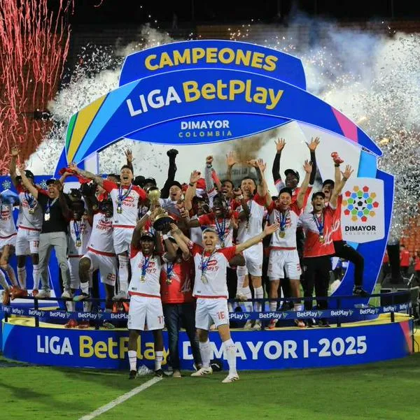 Foto de Santa Fe, en nota de qué jugador campeón con Santa Fe en 2025 salió del equipo y pulló por decisión