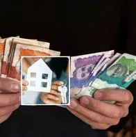 Foto de dinero y casa, en nota de qué es mejor con $300 millones entre invertir en CDT o comprar casa en Colombia