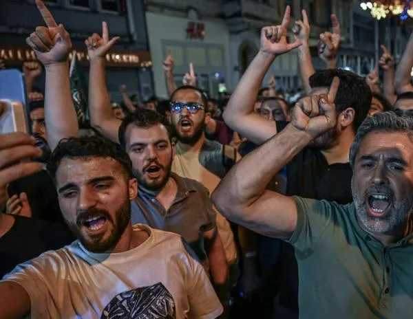 Erdogan e islamistas arremeten contra revista turca acusada de publicar una caricatura de Mahoma