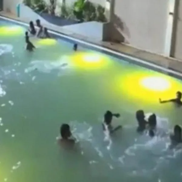 Joven se ahogó en una piscina llena de gente y nadie se dio cuenta