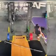 Sismo en gimnasio: un joven sufre un calambre en plena evacuación y es viral