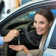 Foto de persona con carro, en nota de qué es mejor con $50 millones entre comprar carro usado 2020 o nuevo en Colombia