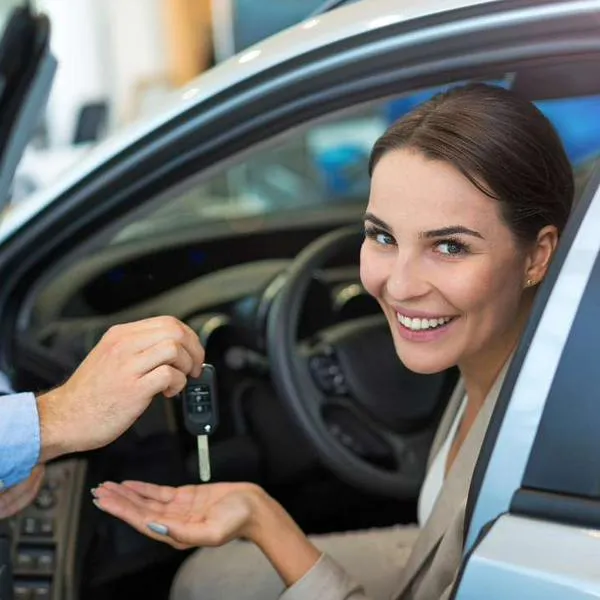 Foto de persona con carro, en nota de qué es mejor con $50 millones entre comprar carro usado 2020 o nuevo en Colombia