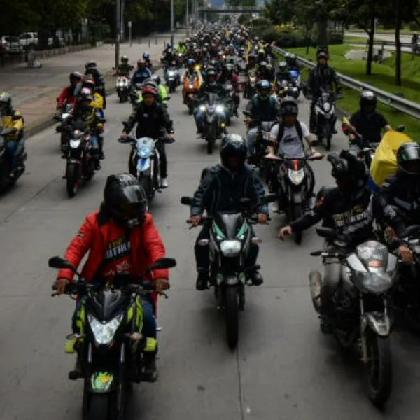Motos en Colombia solo pueden ser inmovilizadas y transportadas en grúas tipo planchón, ya que las grúas tipo gancho no están permitidas.