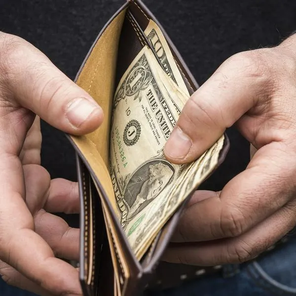 Dólar se desplomó y cayó de los 4.000 pesos: analistas dicen si sigue así