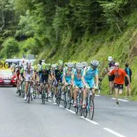 Ciclistas en Tour de Francia, en nota sobre la etapa reina del 2025