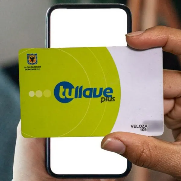 Celular y tarjeta Tu Llave de Transmilenio 