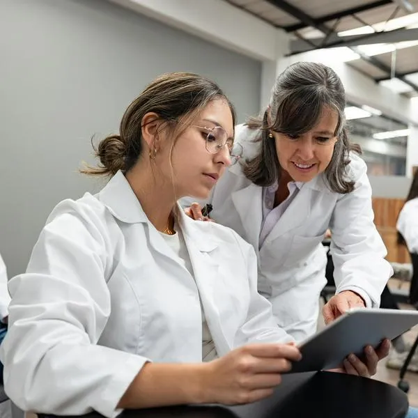 Estudiante y profesora, en nota sobre universidades de Colombia con matrícula cero