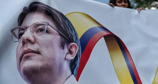Explican cómo está el senador.
