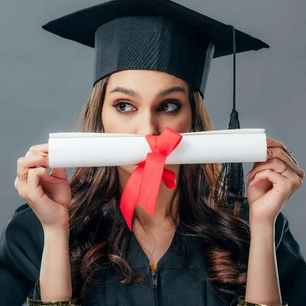 Foto de diploma de grado, en nota de por qué es legal pagar por título honoris causa en Colombia, según Mineducación