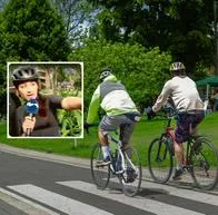 Foto de ciclorruta y periodista de Caracol, en nota de qué significa la nueva señal en ciclorrutas de Bogotá, con dibujo de motos y más