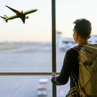 Viajero mirando avión, en nota sobre aeropuerto de Colombia que estrenará vuelos internacionales