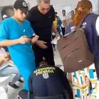 Momento en el que una mujer se desploma en una EPS en Sincelejo