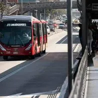 A usuarios de Transmilenio les pueden poner multa de más de 100.000 pesos por comer dentro del sistema de buses y estaciones