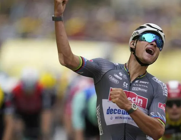 Van der Poel gana la segunda etapa en Boulogne-sur-Mer y se hace con el maillot amarillo