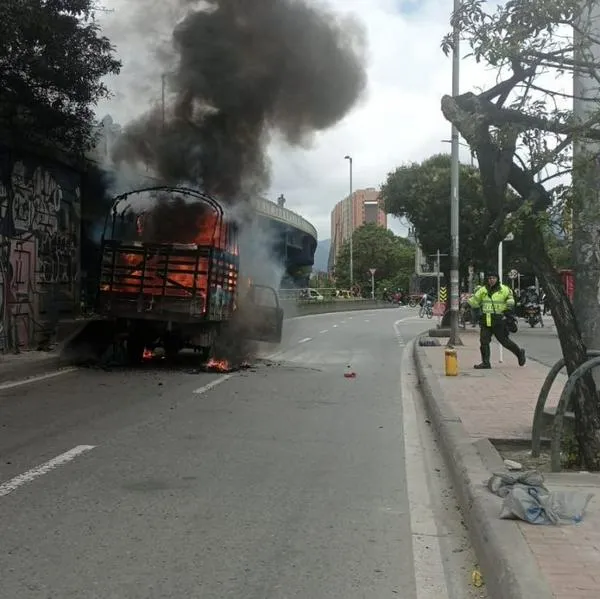 Incendio en autopista Sur de Bogotá: camión ardió cerca a Ciudad Bolívar