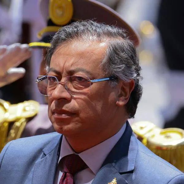 Avión presidencial (con Petro a bordo) tuvo que ser desviado por amenaza
