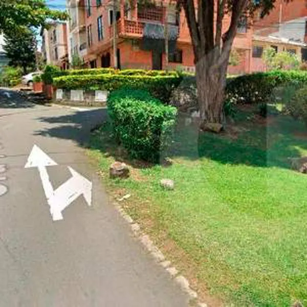 Por esta calle de Medellín, un hombre perdió un pie en una explosión. Pisó pólvora que estaba enterrada