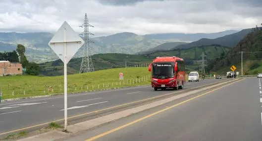 Foto de bus, en nota de cuál es el olor que se siente en flotas en Colombia, parte de viaje en carretera