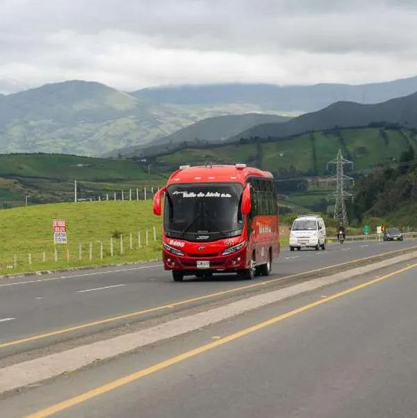 Foto de bus, en nota de cuál es el olor que se siente en flotas en Colombia, parte de viaje en carretera