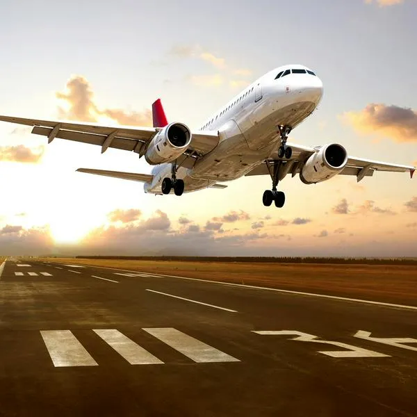 Avión despegando, en nota sobre aeropuerto de Colombia que tendrá pista de aterrizaje